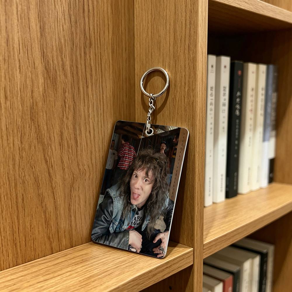 actor J-Joseph Quinn Cat Badge - Leather Work reseña y precio