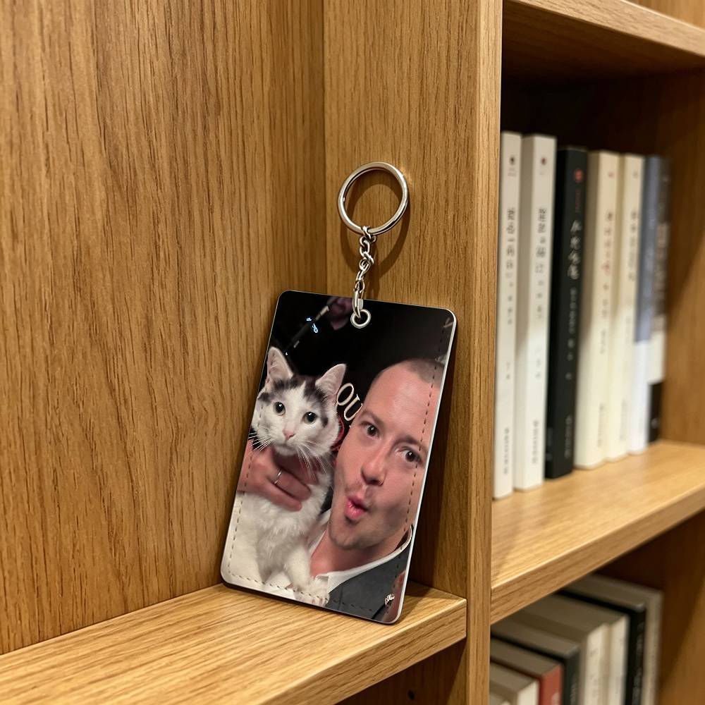 actor J-Joseph Quinn Cat Badge - Leather Work reseña y precio